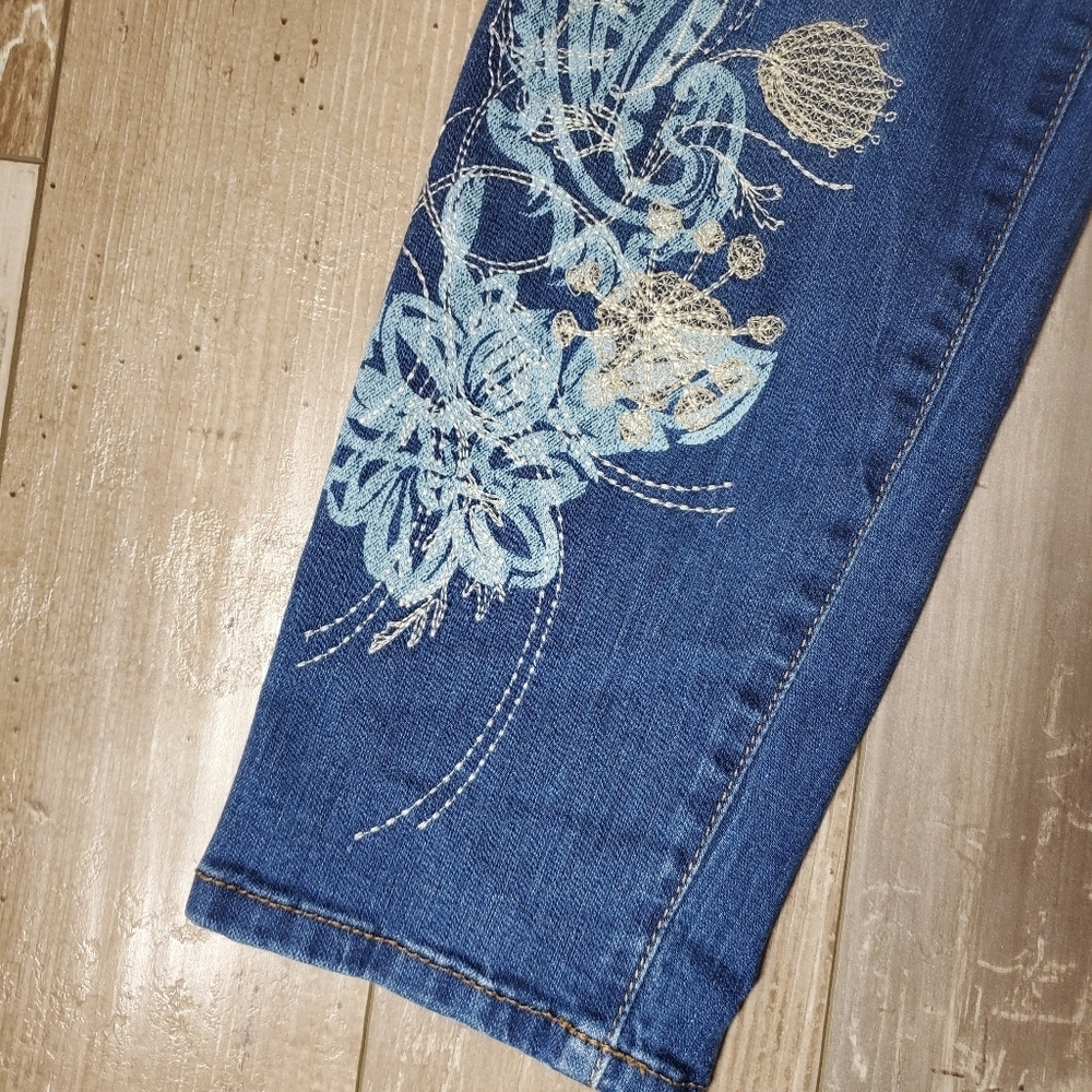Bandolino Mandie Crop Dark Wash Floral Embroidered Women's Denim Jeans Size 10 - Picture 3 of 16